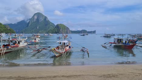 El-Nido,-Palawan,-Filipinas,-Barco-Tradicional-Filipino-En-La-Playa-En-Un-Día-Soleado,-Panorama