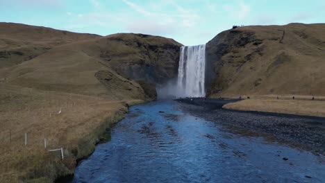 Toma-De-Drone-De-La-Cascada-De-Skogafoss-En-Islandia-Durante-El-Invierno