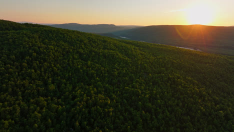 Vista-Aérea-Que-Se-Eleva-Sobre-La-Taiga-ártica-Y-Las-Colinas-De-Utsjoki,-Sol-De-Medianoche-En-Finlandia