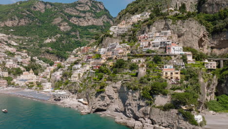 Hermosa-Vista-Aérea-De-Positano-En-La-Costa-De-Amalfi,-Italia-Durante-Un-Día-Soleado