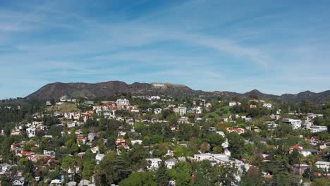 Weitwinkel--Und-Fernaufnahme-Einer-Drohne-Vom-Hollywood-Schild-In-Los-Angeles