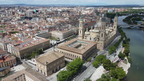 Schwenken-Sie-Nach-Rechts,-Blick-Auf-Die-Stadtlandschaft-Oberhalb-Der-Kathedrale-Basilika-Unserer-Lieben-Frau-Auf-Der-Säule-Und-Dem-Fluss-Ebro-In-Saragossa,-Spanien