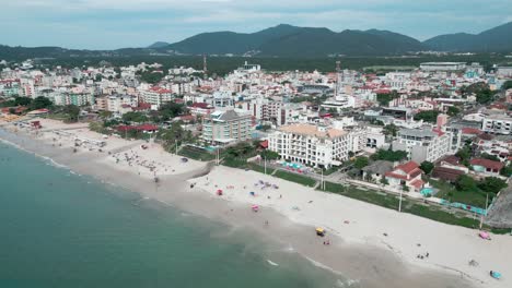 Canasvieiras-beaches-with-tourists,-Florianópolis,-Brazil