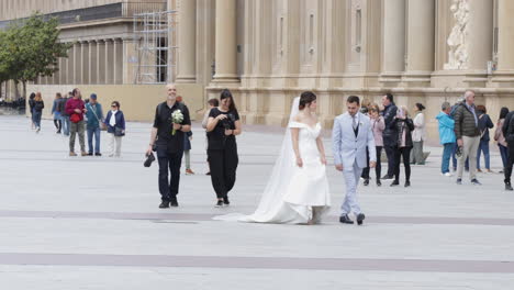 Novia-Y-Novio-Caminando-En-La-Plaza-De-Nuestra-Señora-Del-Pilar-En-Zaragoza,-España