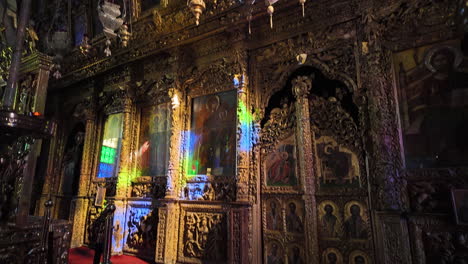 Eine-Nahaufnahme-Der-Kunstvoll-Geschnitzten-Ikonostase-Im-Inneren-Einer-Traditionellen-Orthodoxen-Kirche-In-Lefkara