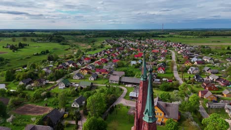 Litauische-Kirchtürme-Mit-Malerischer-Landschaft-Im-Hintergrund,-Luftaufnahme