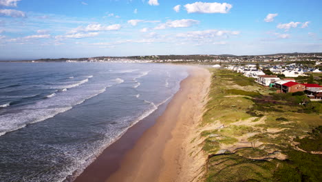 Drohnenansicht-über-Dünen-Und-Lappiesbaai-Strand-Mit-Wellen-In-Stiller-Bucht,-Küstenstadt