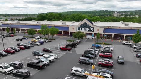 Starker-Verkehr-Auf-Dem-Parkplatz-Von-Lowe&#39;s-Market-In-Den-USA