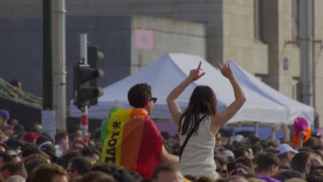 Menschenmenge-Beim-Open-Air-Festival,-Menschen-Feiern-Mit-Regenbogenfahne