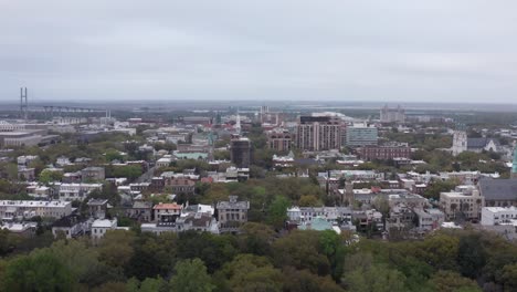 Toma-Aérea-Amplia-De-Retroceso-Inverso-Del-Parque-Forsyth-En-El-Centro-De-Savannah,-Georgia