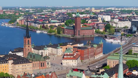 Luftaufnahme-Des-Rückwegs-Zeigt-Die-Altstadt-Von-Stockholm,-Schweden