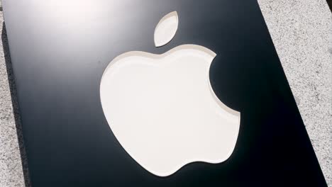 Das-Logo-Von-Apple,-Dem-Amerikanischen-Multinationalen-Technologieunternehmen,-Ist-Vor-Einem-Seiner-Geschäfte-Zu-Sehen