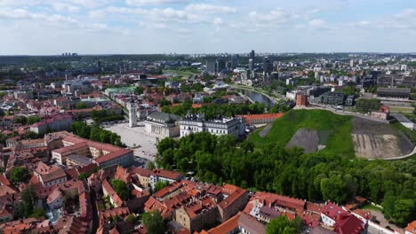 Filmische-Drohnenaufnahme-über-Der-Altstadt-Von-Vilnius-Mit-Modernen-Wolkenkratzern-Im-Hintergrund