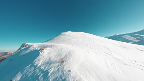 Schneebedeckter-Berggipfel-Unter-Klarem-Blauen-Himmel-Während-Des-Tages