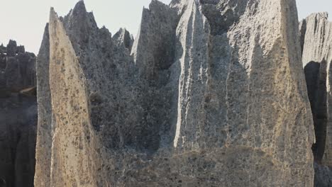 Acantilados-De-Piedra-Caliza-Kárstica-Gris-Con-Pendientes-Pronunciadas-Y-Surcadas