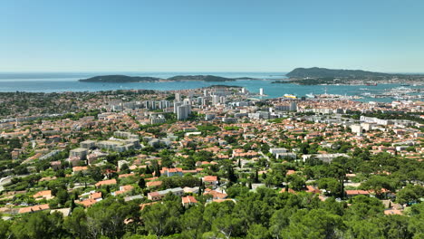 Vista-Aérea-Panorámica-De-Toulon,-Francia,-Con-Exuberante-Vegetación-Y-El-Mar-Mediterráneo-Al-Fondo