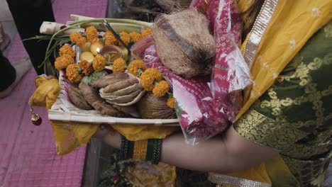 Indischer-Gläubiger-Verehrt-Den-Hinduistischen-Allmächtigen-Sonnengott-Mit-Heiligen-Opfergaben-Beim-Chhath-Fest