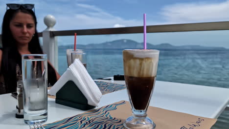 Eiskaffee,-Serviert-In-Einem-Café-Am-Meer-Bei-Einem-Abendessen