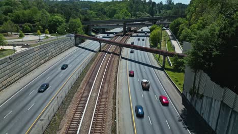 Verkehr-über-Autobahnen-Und-Eisenbahnen-In-Der-Stadt-Georgia,-Atlanta,-USA