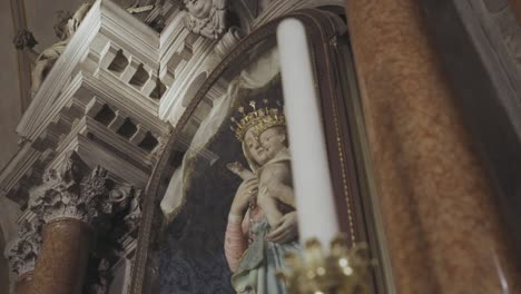 Seguimiento-De-La-Estatua-De-La-Madre-María-Sosteniendo-Al-Niño-Jesús-En-Una-Iglesia-Histórica