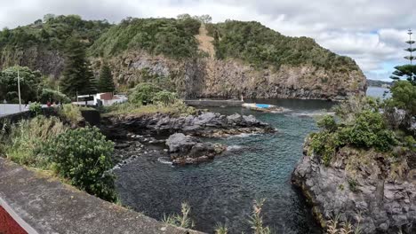 Eine-Malerische-Küstenansicht-Von-Caloura-In-Agua-De-Pau,-Portugal-Mit-Felsigen-Klippen-Und-Klarem-Blauen-Wasser