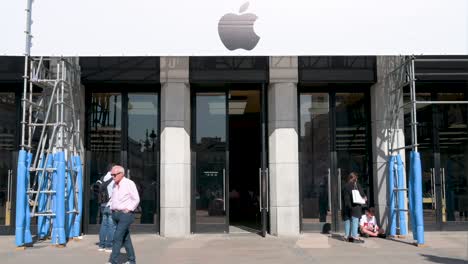 Ein-Strom-Von-Kunden-Betritt-Und-Verlässt-Den-Apple-Store,-Ein-Amerikanisches-Multinationales-Technologieunternehmen,-In-Spanien