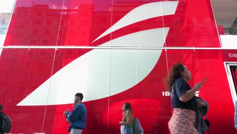 Una-Vista-En-ángulo-Bajo-De-Los-Peatones-Que-Pasan-Por-La-Tienda-Pop-up-De-Iberia-En-La-Calle-Comercial-Y-De-Entretenimiento-De-La-Gran-Vía-En-Madrid,-España.