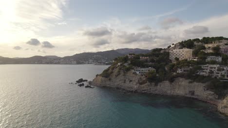 Casas-De-Lujo-Y-Hotel-En-Los-Acantilados-De-La-Costa-De-Mallorca.