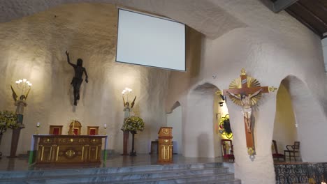 Interior-of-El-Peñol-Rock-Temple-church-in-Colombia-with-crucifix-and-altar,-wide-angle-view