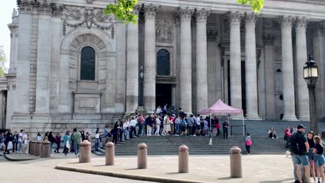 Visitors-are-queuing-to-enter-St