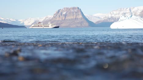 Grönland,-Nordost-Nationalpark,-Gletscherwasser,-Das-An-Einem-Sonnigen-Frühlingstag-Ins-Meer-Fließt,-Zeitlupe-Aus-Niedrigem-Winkel