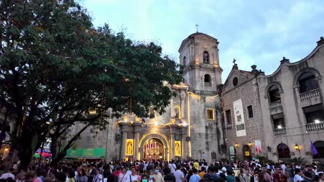 Philippinen,-Manila:-Das-Video-Zeigt-Die-Monumentale-Fassade-Der-Kirche-San-Agustin-In-Intramuros-Während-Der-Karwoche,-Mit-Menschenmengen,-Die-Sich-Zur-Feier-Versammelt-Haben