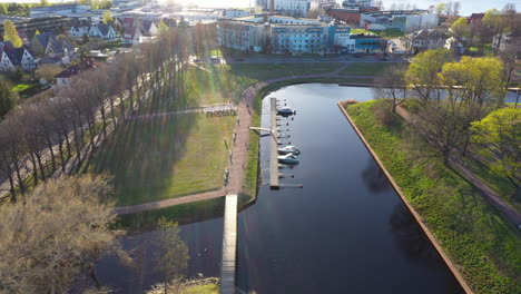 Luftaufnahme-Des-Valli-Parks-In-Pärnu,-Estland-Während-Der-Goldenen-Stunde