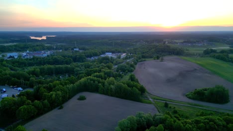 Panorama-Al-Amanecer,-Vista-De-Drones-Del-Bosque-Que-Rodea-Un-Pequeño-Pueblo