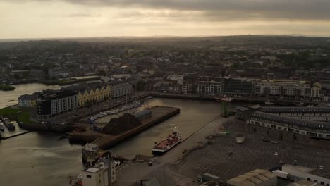 Dynamische-Luftaufnahme:-Galway-Docks,-Fluss-Corrib,-Claddagh-Panoramaschönheit