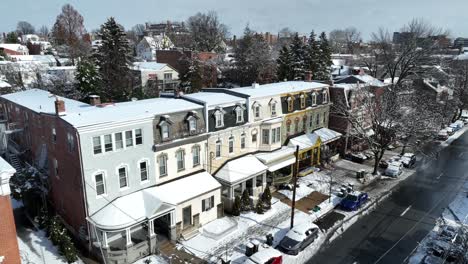 Casas-Adosadas-En-La-Ciudad-Americana-Cubiertas-De-Nieve-Durante-El-Brillante-Día-De-Invierno