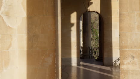 Puerta-De-Arco-En-Los-Baños-Romanos-De-La-Antigua-Ciudad-De-Bath,-Inglaterra,-Reino-Unido.