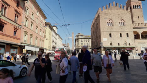 Belebte-Straßenszene-In-Bologna-Mit-Historischer-Architektur-Und-Straßenbahn