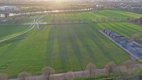 Eine-Draufsicht-über-Den-Zierteich-Des-Nottingham-War-Memorial-Gardens-And-Meadows-Recreation-Ground:-Leuchtend-Grüne-Felder-Werden-Von-Den-Strahlen-Der-Untergehenden-Sonne-Erhellt