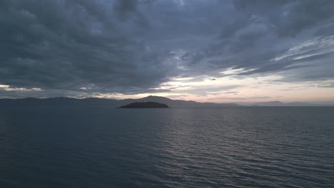 Atardecer-Nublado-En-La-Isla-Francesa,-Florianópolis,-Brasil