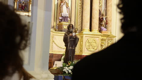 Un-Primer-Plano-De-La-Estatua-De-Un-Santo-Dentro-De-Una-Iglesia-Católica-Durante-La-Ceremonia-De-Primera-Comunión-En-Zaragoza,-España