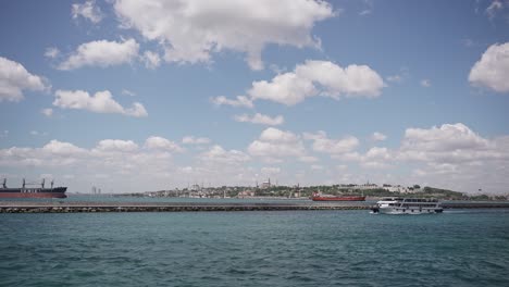 Schiffe,-Fähren,-Boote,-Historische-Gebäude-Im-Bosporus,-Istanbul,-Türkei