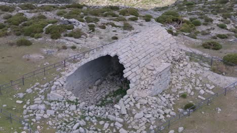 Vuelo-Orbital-Con-Dron-En-El-Lugar-Privilegiado-De-La-Ermita-De-San-Pedro-Siglo-XIV,-La-Visualizamos-Con-Un-Vallado-Perimetral,-Permanecen-Sus-Cuerpos-Abovedados-Y-Muchos-Restos-En-El-Suelo.