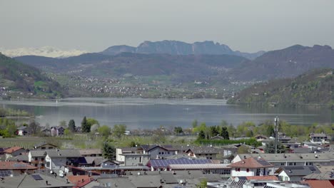 Vista-Desde-Caldonazzo-Al-Lago-Caldonazzo-En-Los-Alpes-Italianos-En-Valsugana,-Trentino,-Italia-En-Un-Día-Agradable-Y-Soleado