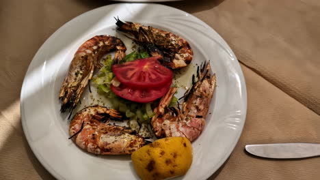 Fresh-Grilled-Shrimp-Dish-with-Vegetables-and-Lemon-and-Tomato-on-Plate