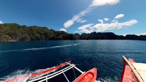 Filipinas,-Coron:-El-Vídeo-Captura-Una-Vista-Aérea-De-La-Ruta-Del-Barco-Frente-A-La-Costa-De-Coron,-Mostrando-Las-Aguas-Azules-Y-Los-Arrecifes-Costeros.