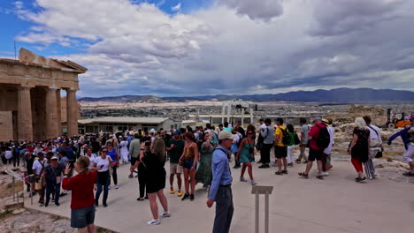 Tourists-visiting-the-Acropolis-in-Athens,-Greece---panorama