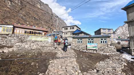 Caminando-Hacia-La-Aldea-De-Langtang-En-La-Caminata-Por-El-Valle-De-Langtang-En-Nepla