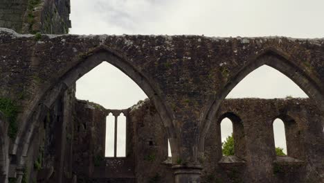 Enthüllung-Der-Gewölbten-Wandruinen-Des-Bogens-Auf-Moos-Und-Flechten-Bedeckt-Abstellgleis-Von-Claregalway-Kloster