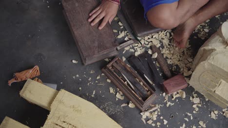 Holzschnitzwerkzeuge---Balinesischer-Holzschnitzer-Bereitet-Hammer,-Meißel-Und-Schnitzmesser-Vor